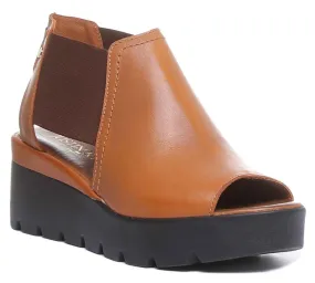 7100 Leather Chelsea Style Sandal In Tan