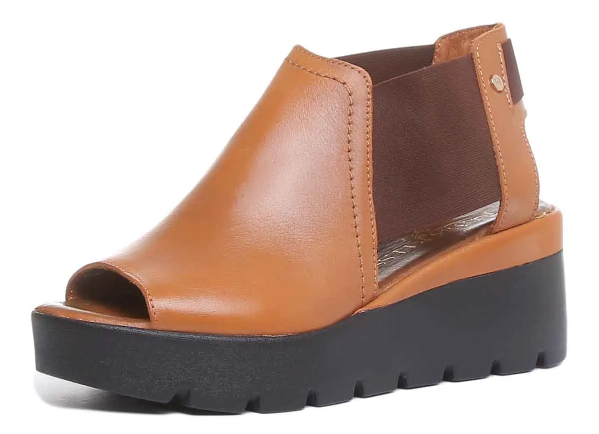 7100 Leather Chelsea Style Sandal In Tan